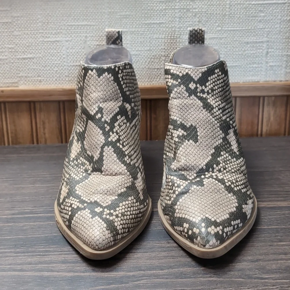 Universal Thread Faux Snakeskin Pointed Chelsea Bootie Size 8